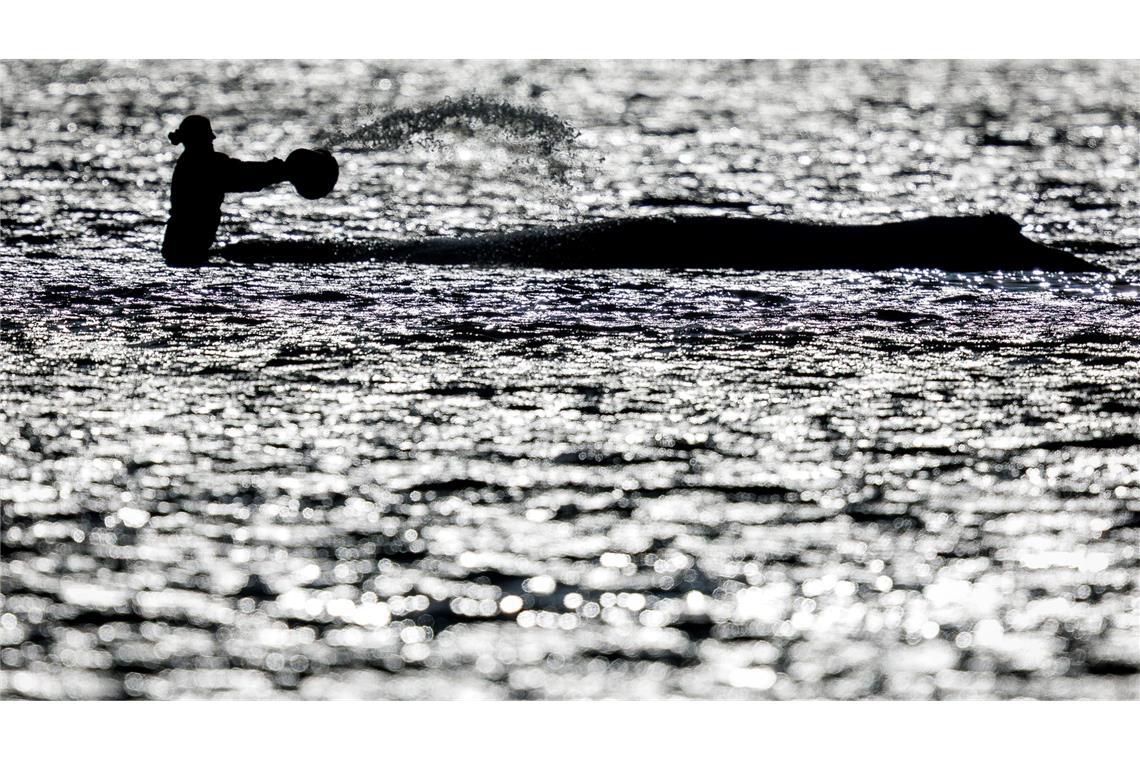 Selbst in der Dämmerung sind mitunter noch Menschen am Wal.