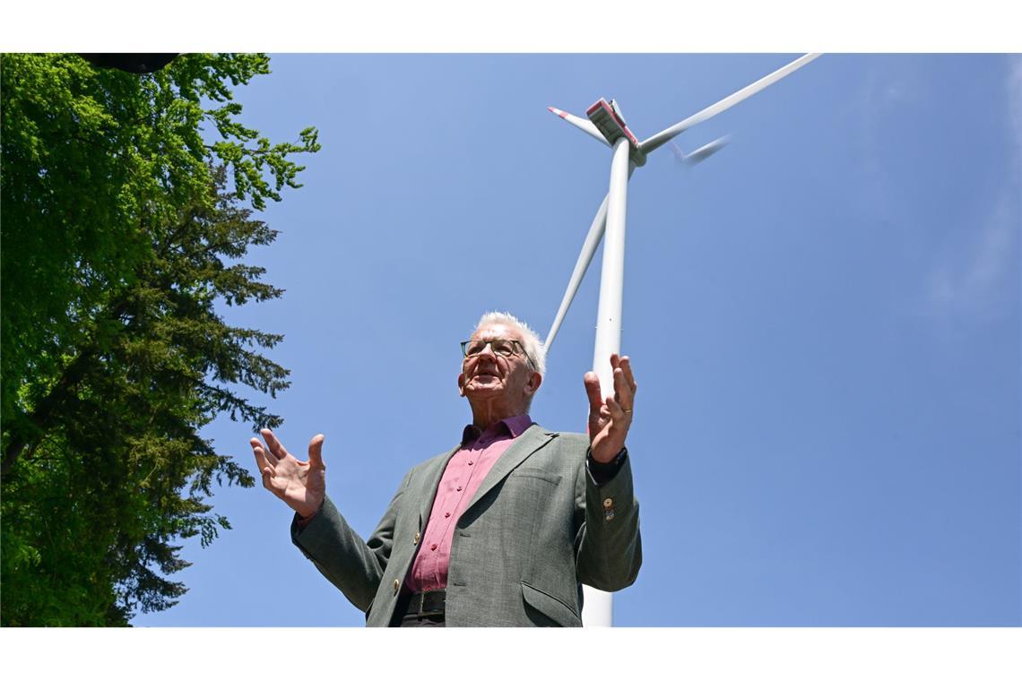 1645 neue Windräder im Südwesten? Belächelte Ziele plötzlich greifbar Selbst Ministerpräsident Winfried Kretschmann (hier bei der Besichtigung eines Windrades im Kreis Schwäbisch Hall im Jahr 2023) hat nicht mehr daran geglaubt, dass das Ziel von 1000 Anlagen zu schaffen sei.
