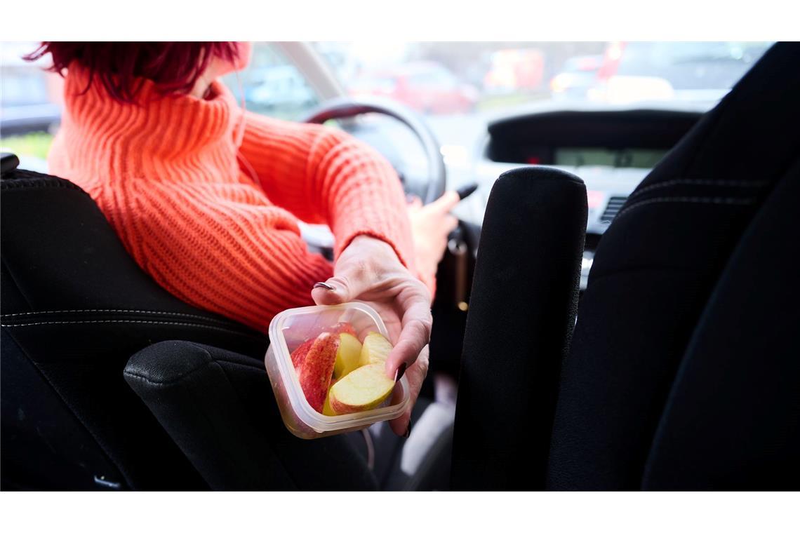 Selbst mit Training kann das Gehirn Forschern zufolge zwei Aufgaben nicht wirklich gleichzeitig erledigen (Symbolbild)