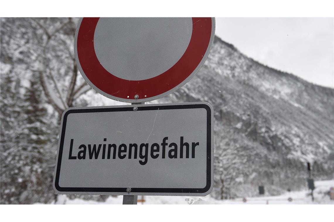Selbst vergleichsweise geringe Schneemengen stellen eine Lawinengefahr dar. (Symbolbild)