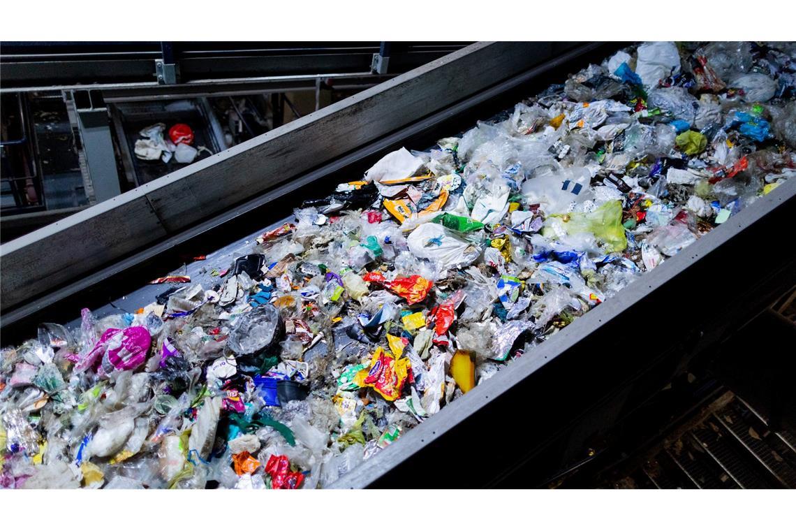 Plastikmüll ließe sich durch vier Schritte stark verringern Selbst wenn Plastik gesammelt wird: Es gibt noch nicht die technischen Möglichkeiten haben, diverse Kunststoffe zu recyceln