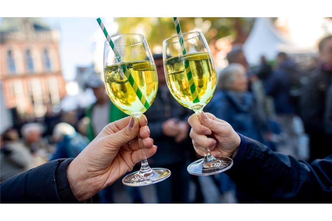 Sekt - immer öfter alkoholfrei oder mit Sirup Selbstgemachte Aperitifs sind zunehmend gefragt. (Archivbild)