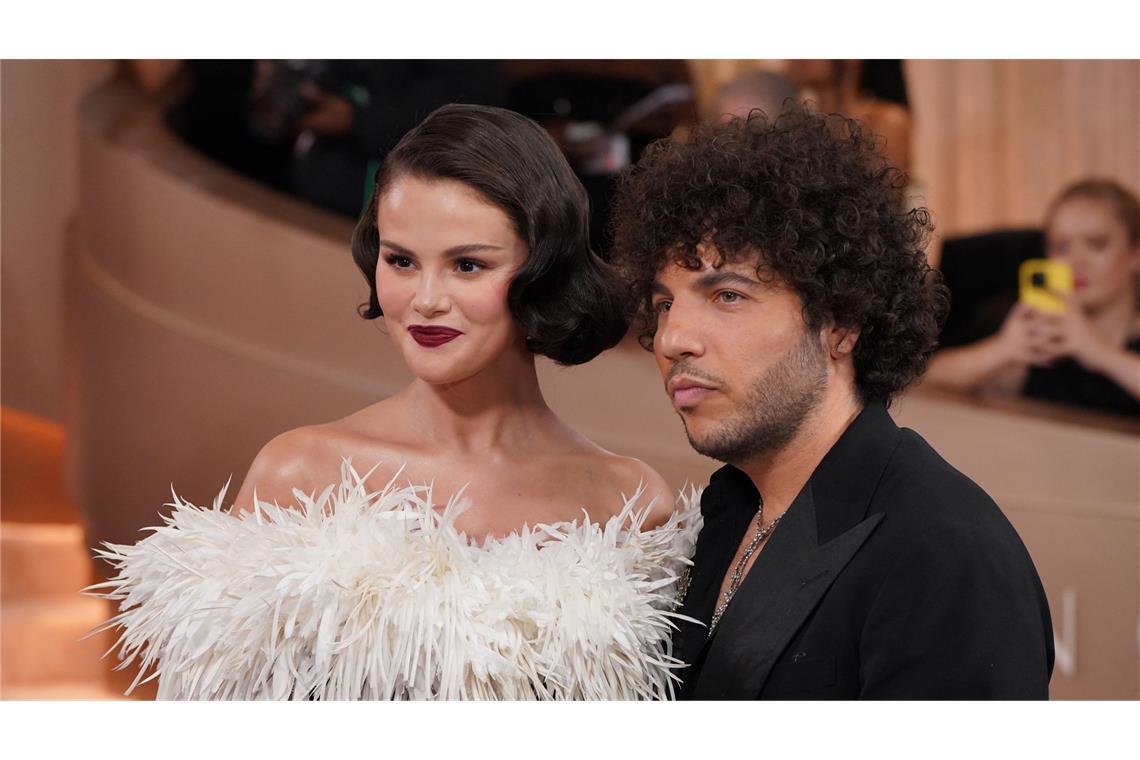 Selena Gomez und Benny Blanco kommen zu den 83. Golden Globes im Beverly Hilton.