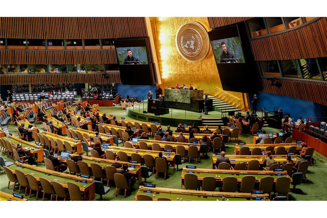 Selenskyj warnt vor Russland und hofft auf US-Kehrtwende Selenskyj auf den Bildschirmen im Sitzungssaal der UN-Generaldebatte in New York.
