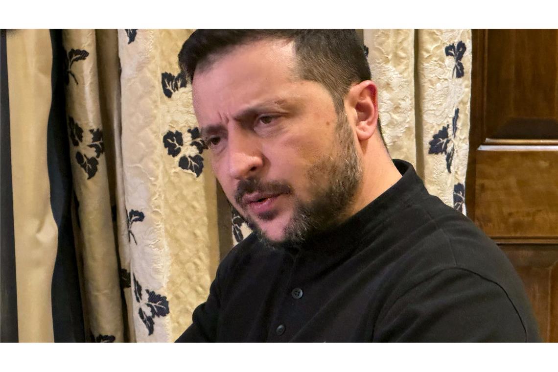 Selenskyj über Scholz und Merz: "Das sind tolle Typen" Selenskyj lobte, dass Deutschland immer sehr pragmatisch Hilfe geleistet habe und dabei "nicht sehr laut" gewesen sei.