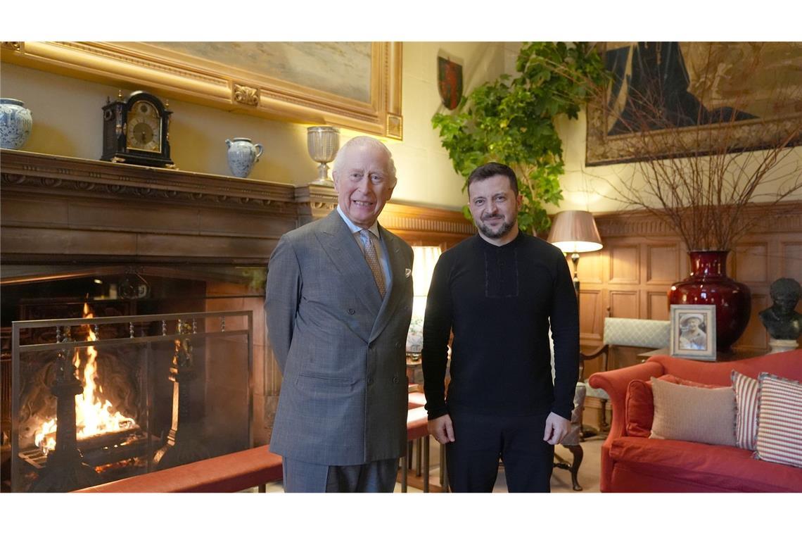 Selenskyj in London: Warmer Empfang für den Angegriffenen Selenskyj (r.) wurde von König Charles III. auf dem Landsitz Sandringham empfangen.