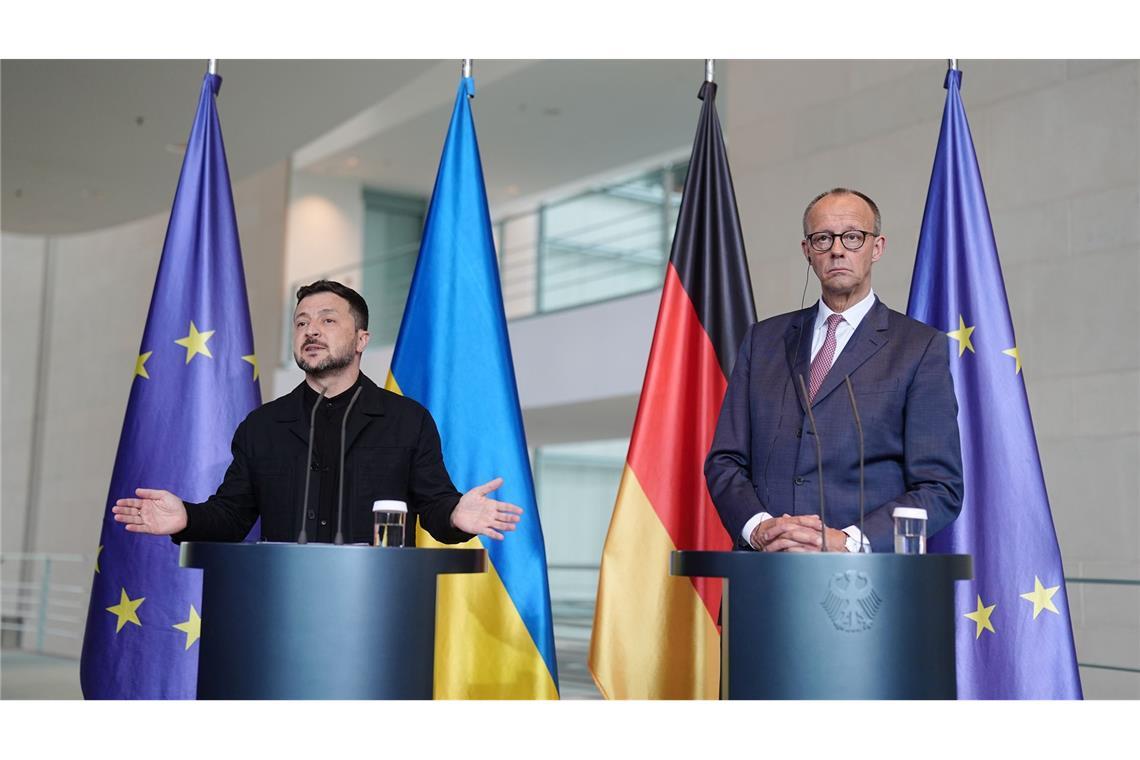 Selenskyj und Merz beantworten nach ihrem Gespräch im Kanzleramt Fragen bei einer Pressekonferenz.