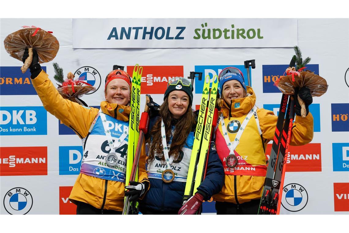 Grotian und Preuß im Sprint von Antholz auf dem Podest Selina Grotian (l) und Franziska Preuß (r) müssen nur einer den Vortritt lassen.