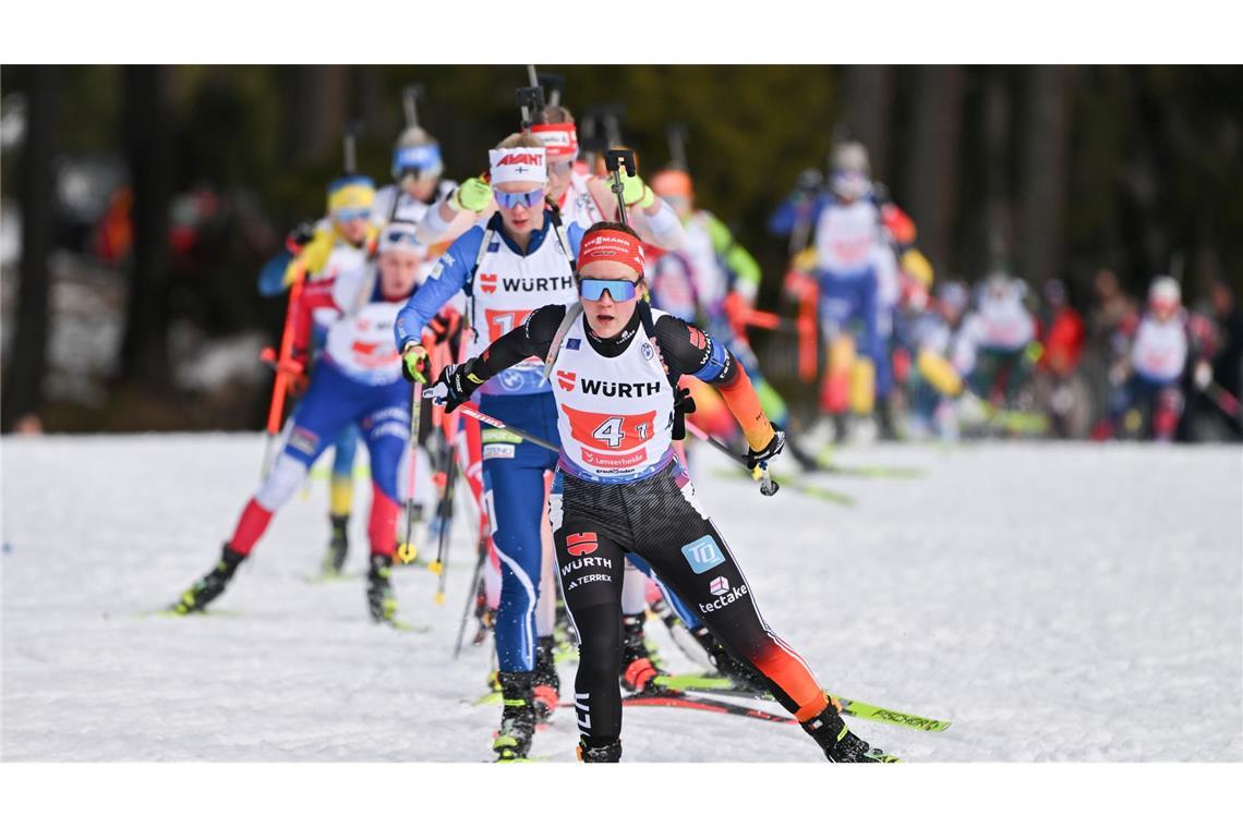 Mit letzter Kraft ins Ziel: Biathleten feiern WM-Bronze Selina Grotian macht als Startläuferin einen guten Job.