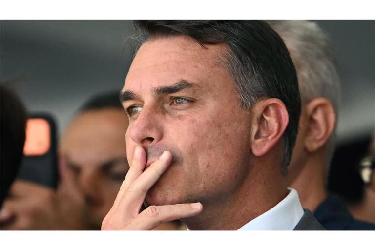Senator Flavio Bolsonaro soll mit einem italienischen Pass aus Brasilien ausgereist sein – die Justiz ermittelt gegen ihn.