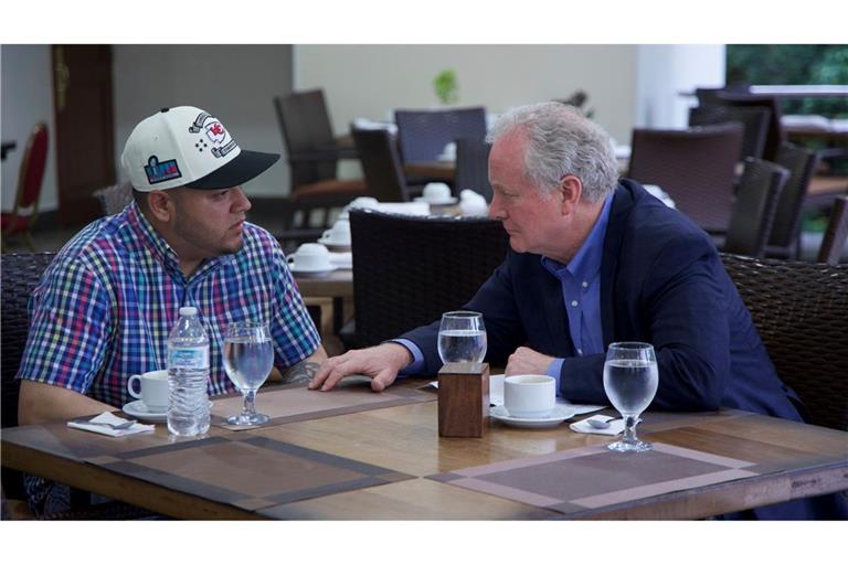 Senator Van Hollen spricht erstmals mit dem abgeschobenen Kilmar Ábrego García - später sollen "Margarita-Gläser" aufgetaucht sein.