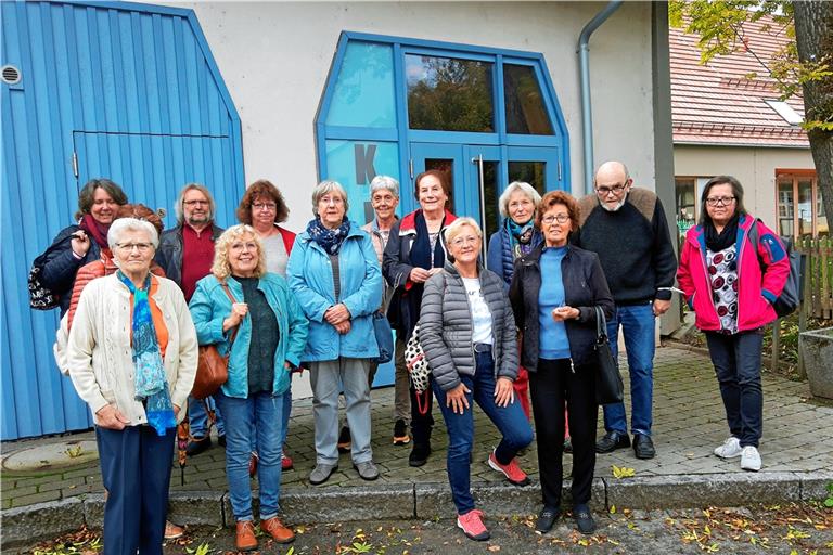 Seniorenratsmitglieder und Gäste nach dem ersten „Kaffee und Kino am Nachmittag“-Treffen, kurz Cafino, vor den Murrlichtspielen, das die Ratsmitglieder neu aufgelegt hatten. Die Reihe, die das Café Klosterhof und das Kino ermöglichen, soll weiterlaufen. Foto: Norbert Hopp