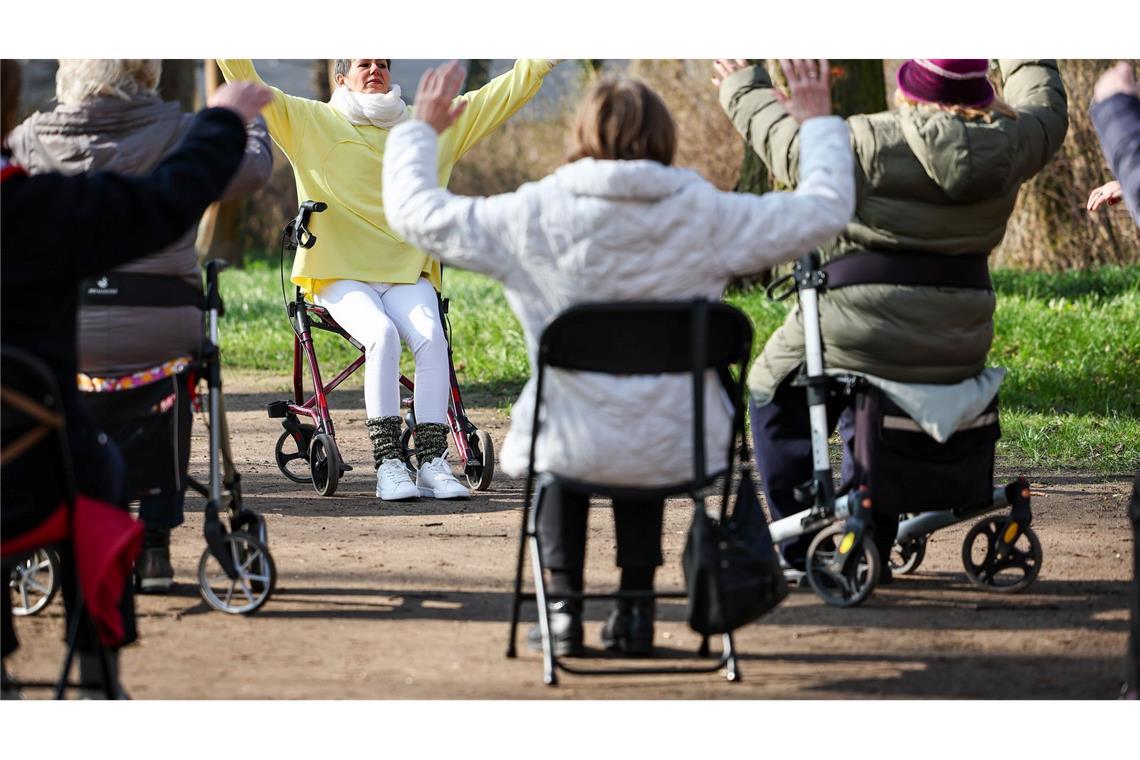 Seniorinnen - hier eine Yoga-Szene im Schlosspark Köthen - vor allem in Ostdeutschland profitieren vielfach von der Grundrente. (Archivfoto)