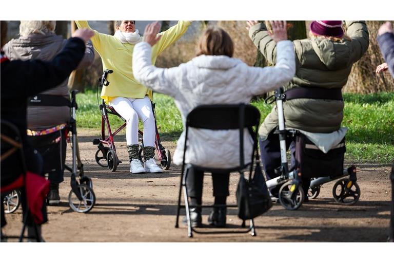 Seniorinnen - hier eine Yoga-Szene im Schlosspark Köthen - vor allem in Ostdeutschland profitieren vielfach von der Grundrente. (Archivfoto)