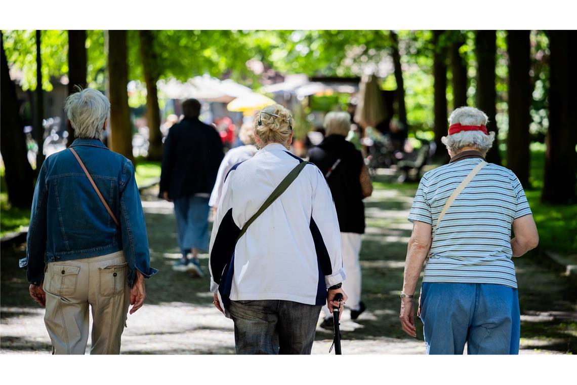Seniorinnen und Senioren erhalten höhere Bezüge. (Symbolbild)