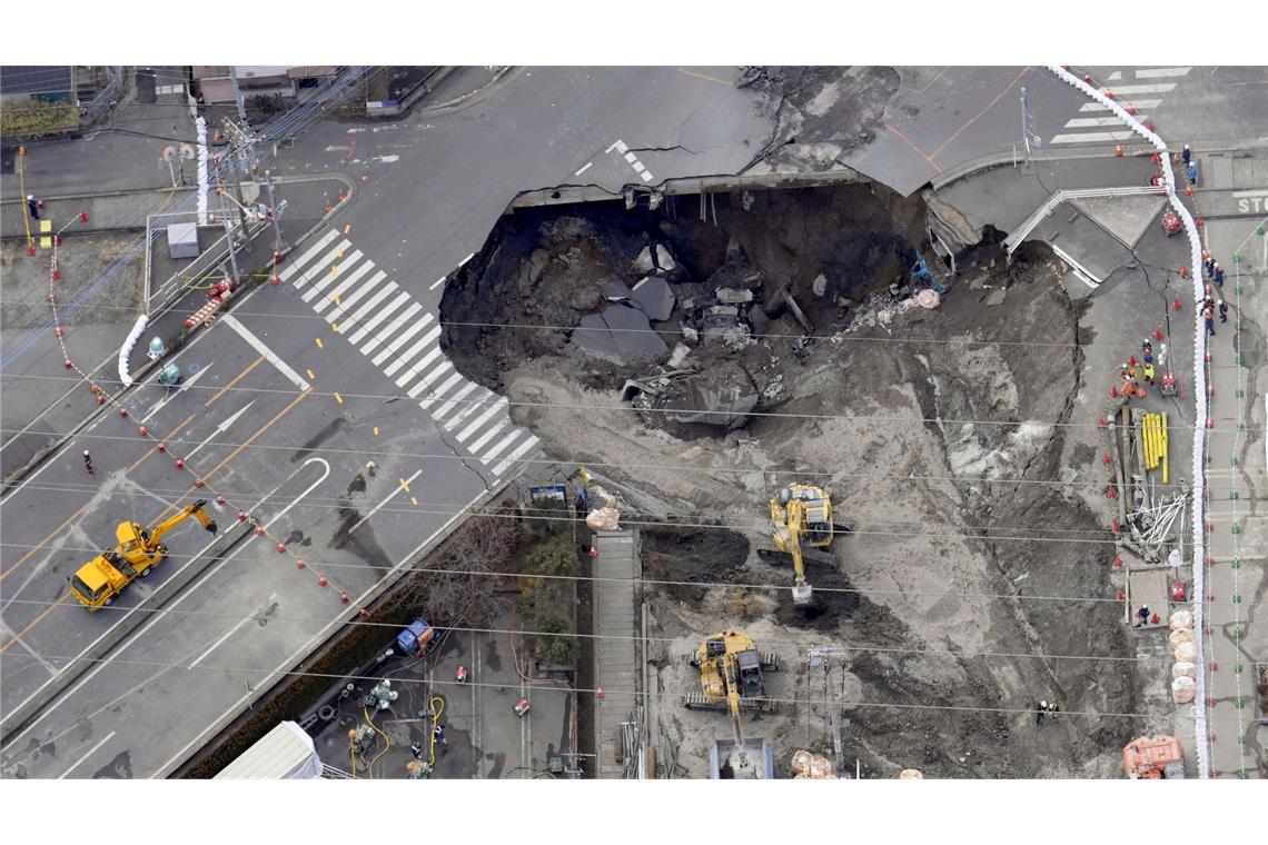 Bilder des Tages Senkloch an Kreuzung bei Tokio.