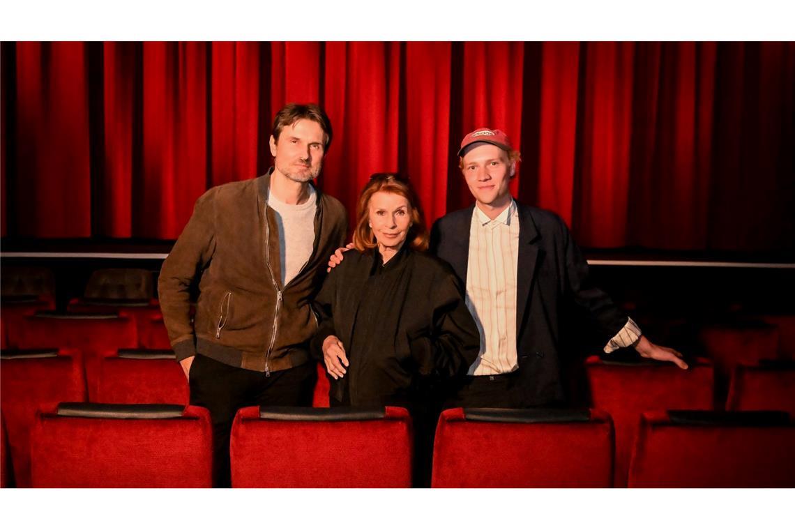Senta Berger (M) macht Urlaub von der Reha - im Kino mit ihrem Sohn Simon Verhoeven (l) und dem Schauspieler Bruno Alexander (r).