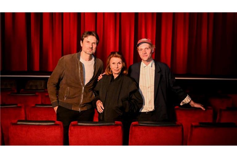 Senta Berger (M) macht Urlaub von der Reha - im Kino mit ihrem Sohn Simon Verhoeven (l) und dem Schauspieler Bruno Alexander (r).