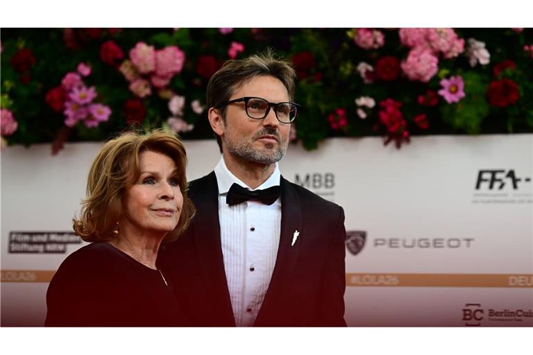 Senta Berger und Sohn Simon Verhoeven zusammen auf dem roten Teppich.