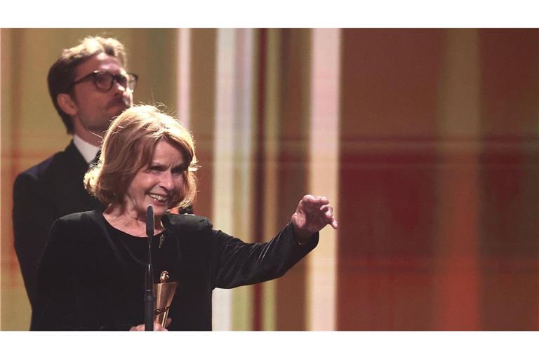 Senta Berger (vorne), Schauspielerin, erhält den Preis für die Beste Weibliche Hauptrolle.