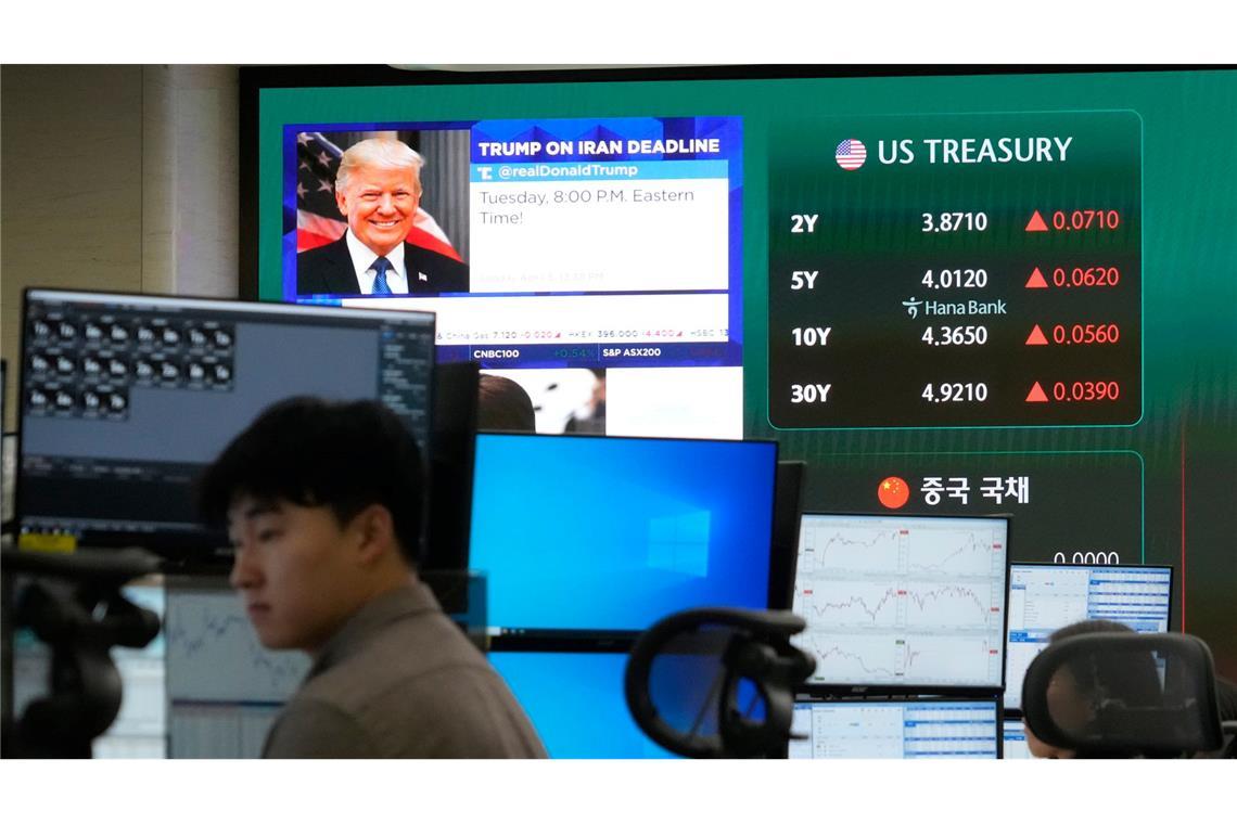 Seoul (Südkorea): Trump auf dem Monitor, während im Devisenhandelssaal der Hana Bank gehandelt wird.
