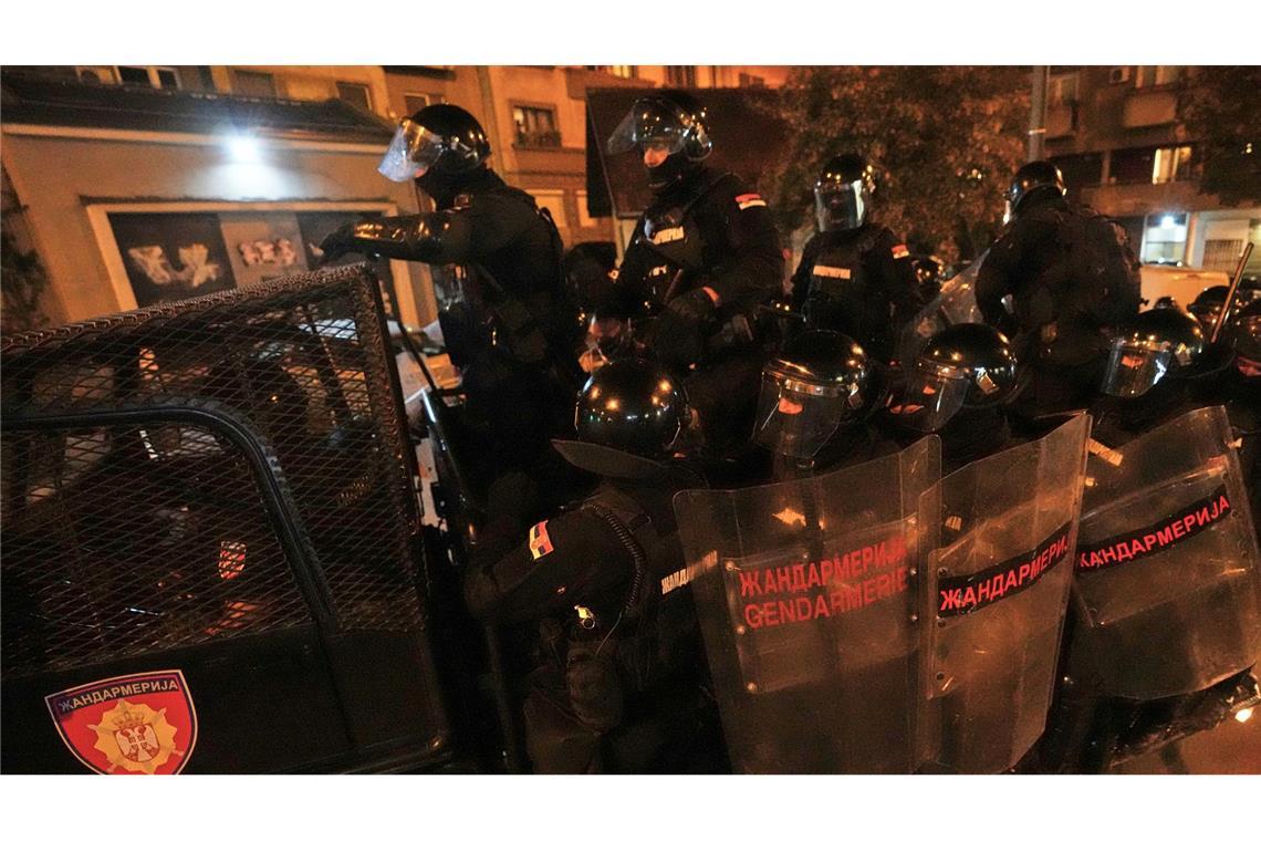Bilder des Tages Serbische Gendarmeriebeamte jagen Demonstranten während einer Anti-Regierungs-Demonstration in Belgrad.