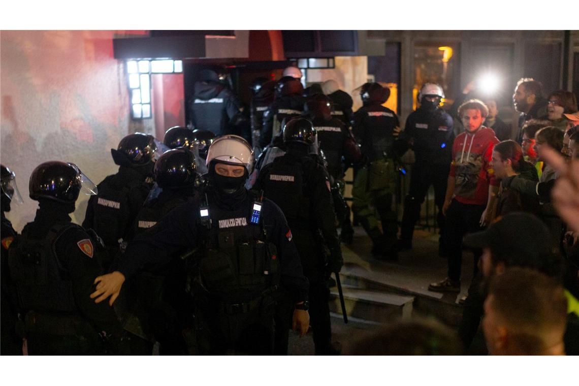 Bilder des Tages Serbische Polizisten betreten das Gebäude des öffentlichen Rundfunks RTS während Studenten das Gebäude im Zentrum von Belgrad, Serbien, blockieren.