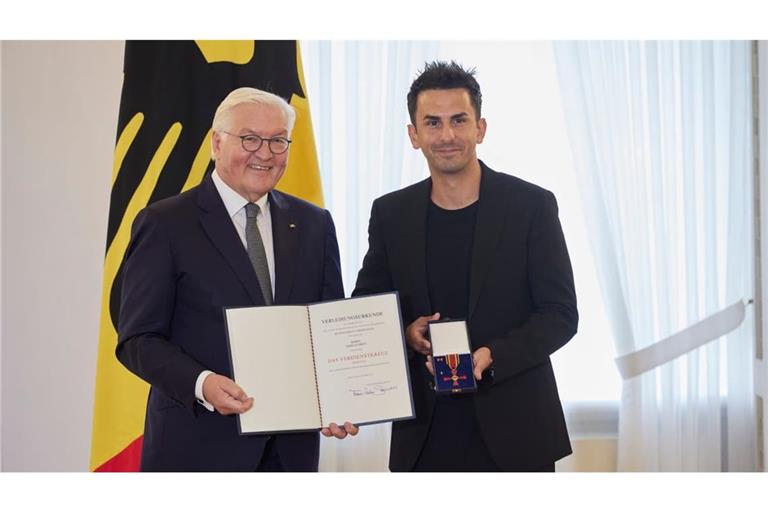 Serkan Eren (rechts) 2023 mit Bundespräsident Frank-Walter Steinmeier: damals mit dem Bundesverdienstkreuz ausgezeichnet, heute zu zehn Jahren Haft im Iran verurteilt. Das Auswärtige Amt fühlt sich