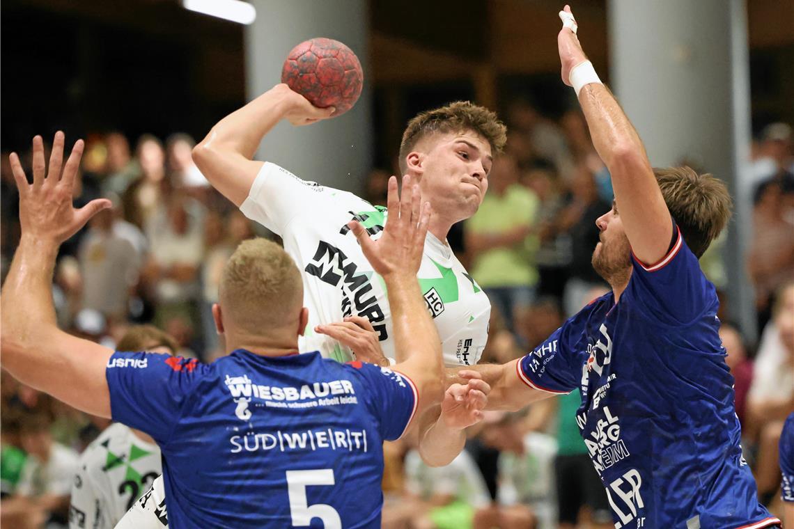 HC Oppenweiler/Backnang: Bisher läuft alles in die richtige Richtung Setzt sich selbst gegen Bietigheims Bundesliga-Handballer bereits gut in Szene: HCOB-Zugang Nick Fröhlich (Mitte). Foto: Alexander Hornauer