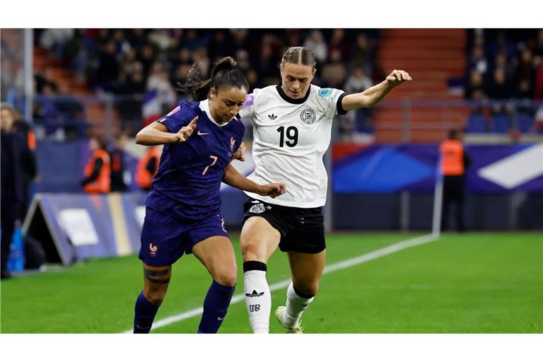 Wieder Klara Bühl: DFB-Frauen ziehen ins Finale ein Setzte sich am Ende entscheidend durch: Linksaußen Klara Bühl (r.) trifft auch im Rückspiel