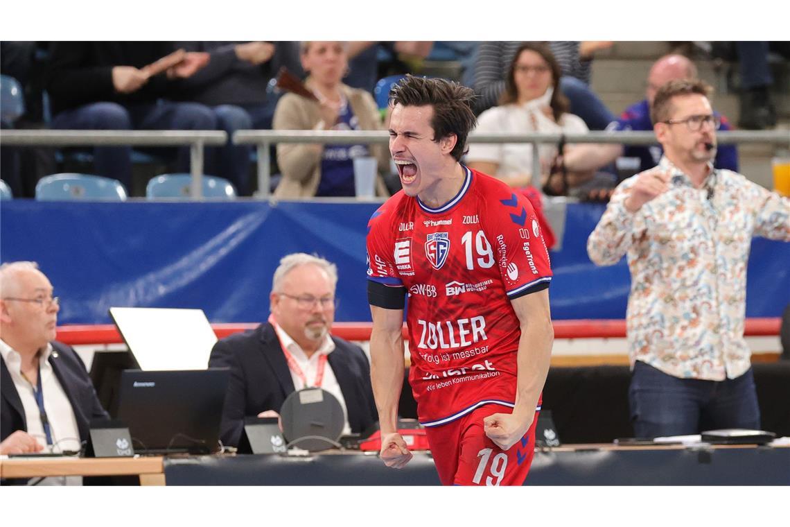 Romero-Team feiert ersten Heimsieg der Saison SG-Rechtsaußen Gonzalo Perez jubelt.