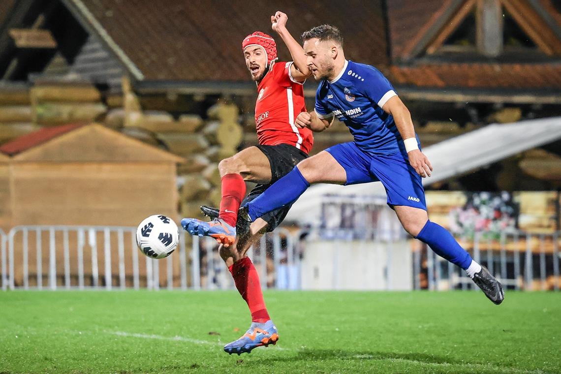 SG Sonnenhof Großaspach revanchiert sich mit 5:1-Sieg für die Hinspielpleite SG-Stürmer Dominik Salz (rotes Trikot) war immer wieder dort, wo ein Torjäger sein muss, und traf beim 5:1 dreimal. Foto: Alexander Becher