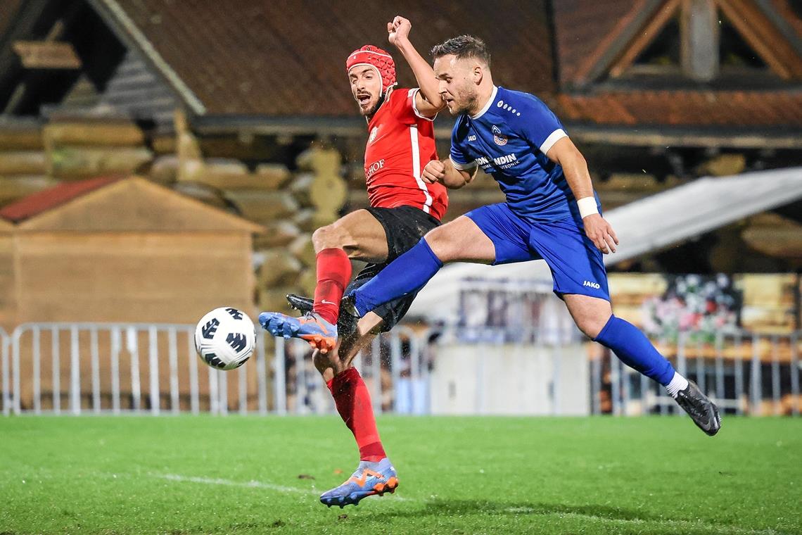 SG-Stürmer Dominik Salz (rotes Trikot) war immer wieder dort, wo ein Torjäger sein muss, und traf beim 5:1 dreimal. Foto: Alexander Becher