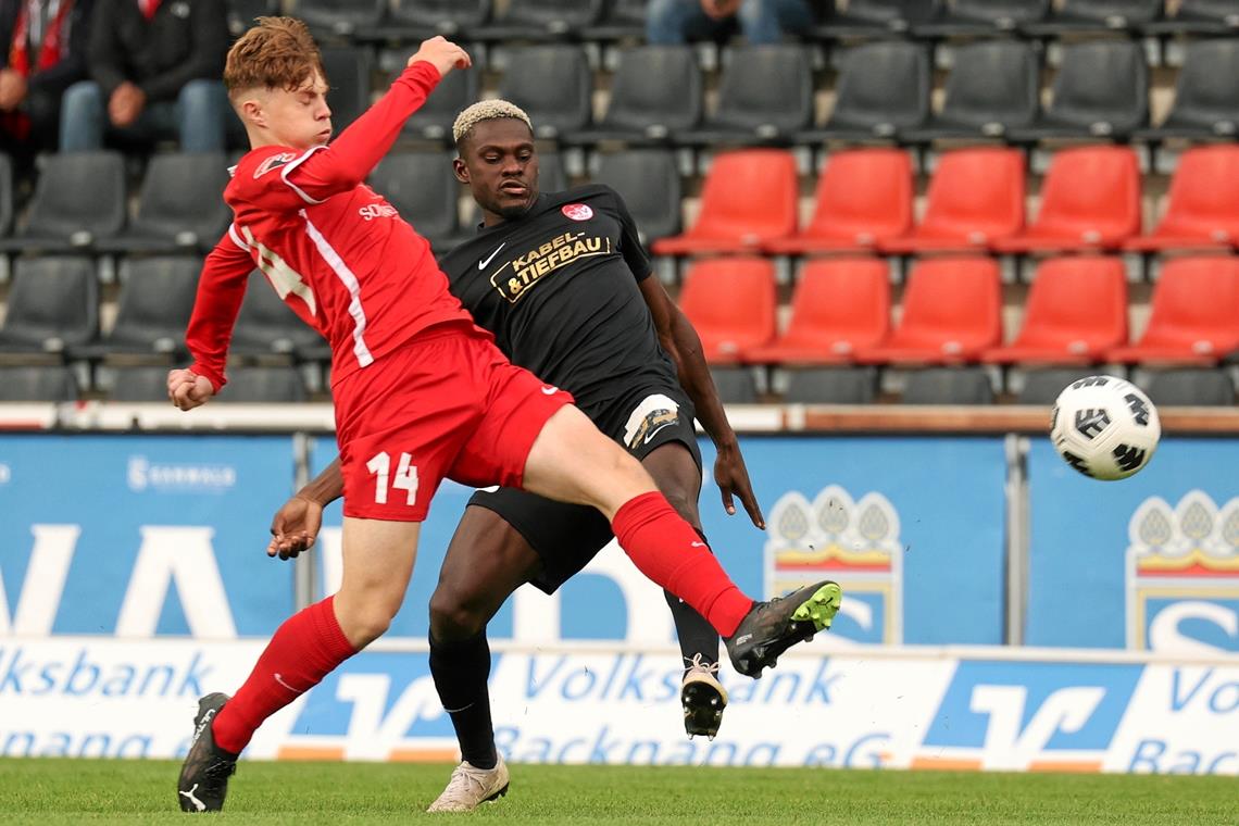 SG-Talent Niklas Mohr (rotes Trikot) war in dieser Saison bislang meist einen Schritt vor seinen Gegenspielern am Ball. Foto: Alexander Becher