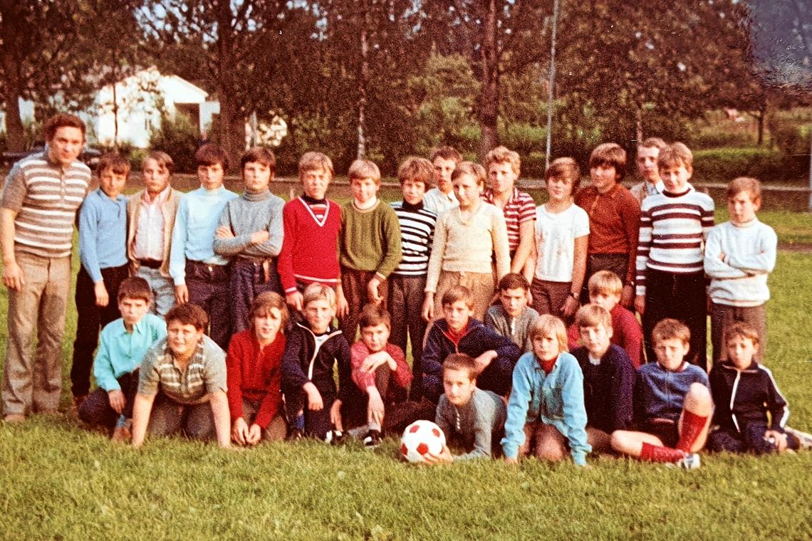 Drei SGOS-Säulen: Männer, Frauen und Jugend SGOS-Übungsleiter Mathias Christ trainierte die Nachwuchsfußballer im Jahr 1971. Foto: privat