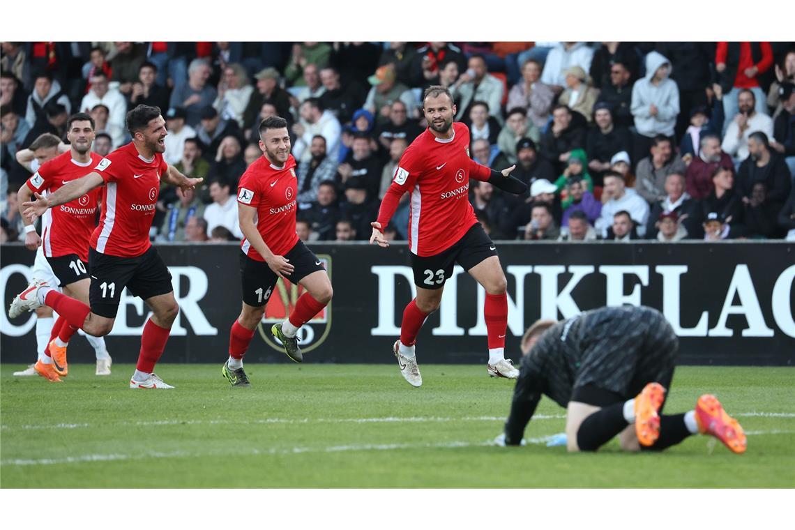 SGV-Keeper Benedikt Grawe am Boden – Großaspach bejubelt das 1:0.
