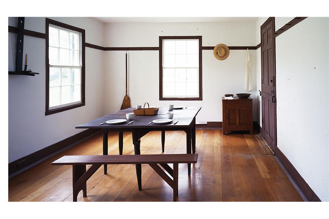 Möbel im Shaker Stil – cooles Design für die Ewigkeit Shaker Village of Pleasant Hill, Kentucky. Schlichter Stil, natürliche Materialien werden auch von heutigen Interieurexperten geschätzt, zeigt die Ausstellung in Weil am Rhein.