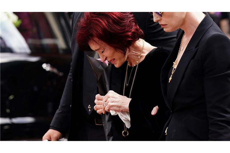 Sharon Osbourne (links) hat sich zu Warnungen von Ozyy Osbournes Ärzten kurz vor dessen letzter Show geäußert. (Archiv)