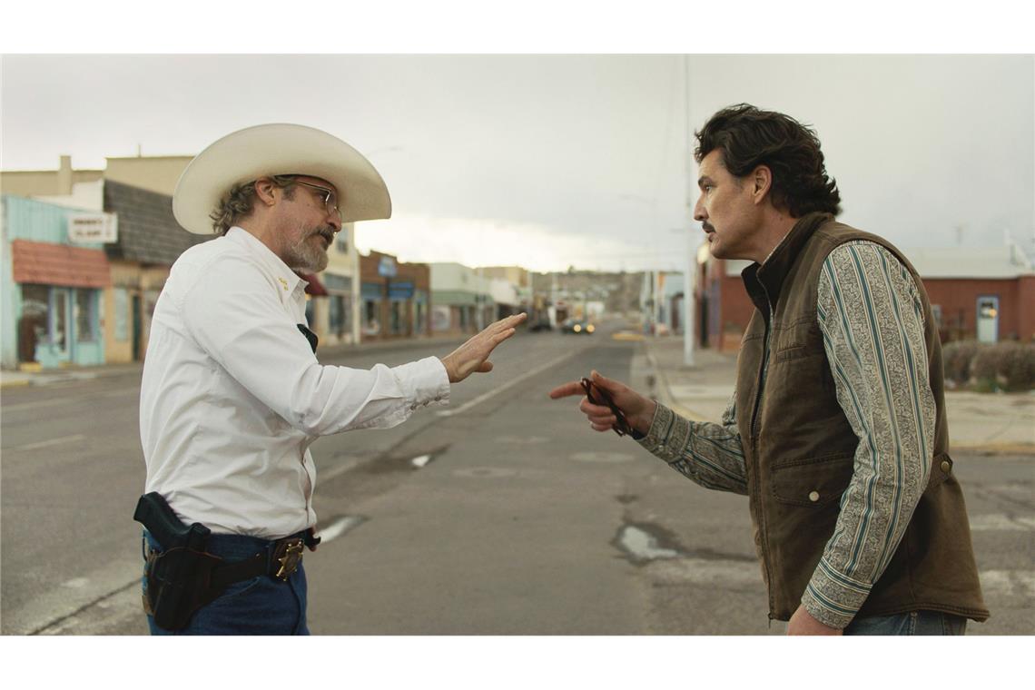 Sheriff Joe Cross (Joaquin Phoenix, li.)  und Bürgermeister Ted Garcia (Pedro Pascal)