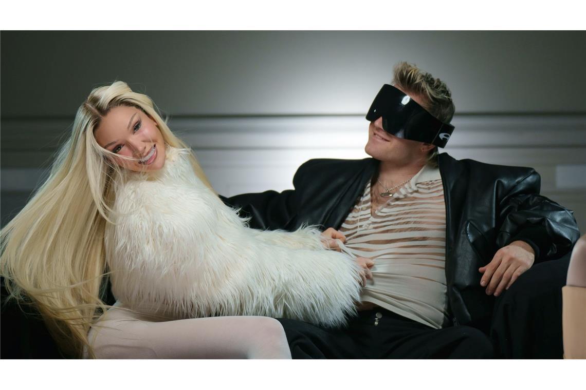 "Sexy Bitch" im Duett mit ihrem "Lieblingsasi" Shirin David und Ski Aggu sitzen auf einem Sofa bei einem Fototermin für ihren Song "Atzen & Barbies"
