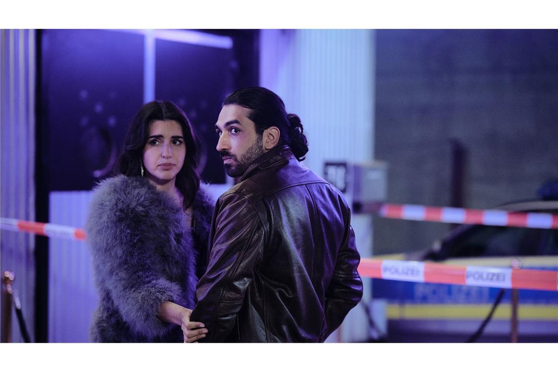 Shirin Mirsa (Awin Erfany) will ihren Verlobten Taremi schützen.