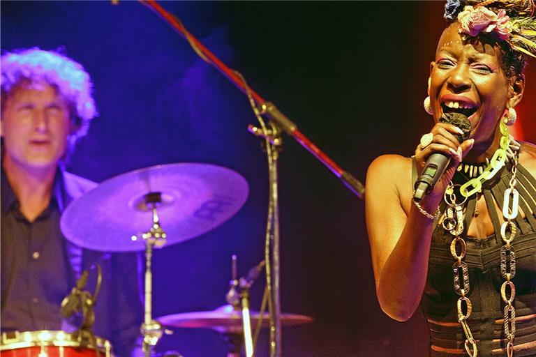 Shirley Davis and The Silverbacks bringen das Publikum im Sommerpalast zum Tanzen. Foto: Jörg Fiedler