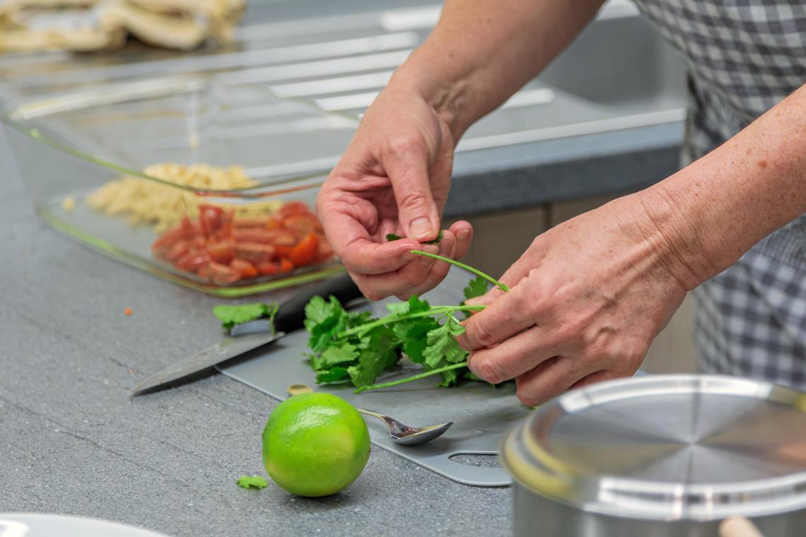 Sich kleine Ziele zu stecken, wie einmal pro Woche Gemüse vorzuschneiden, kann bereits zu mehr Achtsamkeit beitragen. Foto: Stefan Bossow