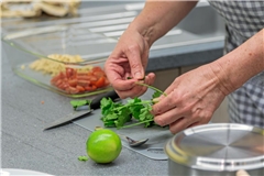 Sich kleine Ziele zu stecken, wie einmal pro Woche Gemüse vorzuschneiden, kann bereits zu mehr Achtsamkeit beitragen. Foto: Stefan Bossow