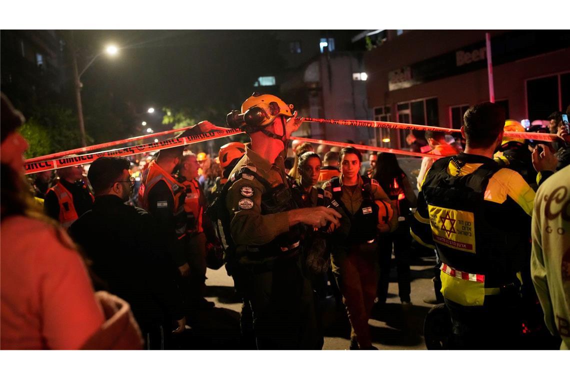 Sicherheits- und Rettungskräfte eilten zu der Einschlagstelle.