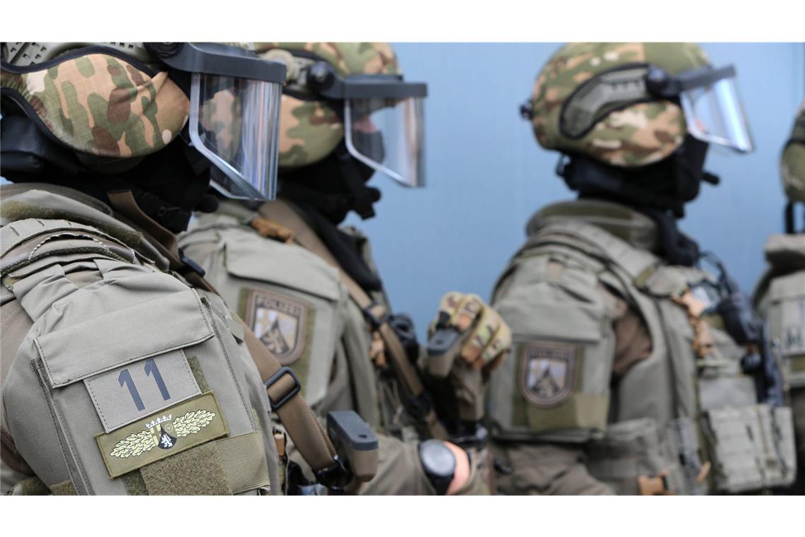 Bewaffneter in Wohnhaus vermutet – SEK-Einsatz beendet Sicherheitskräfte des SEK (Symbolbild)