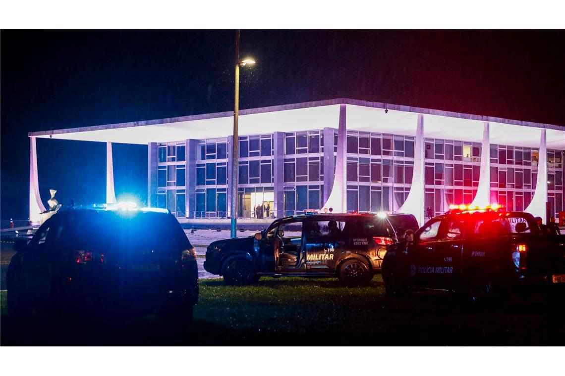 Explosion in Brasiliens Hauptstadt - Mutmaßlicher Täter tot Sicherheitskräfte riegeln nach den Explosionen den Obersten Gerichtshof in Brasília ab.