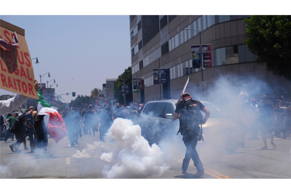 Soldaten in Los Angeles gehen gegen Demonstranten vor Sicherheitskräfte setzen auch Tränengas ein.
