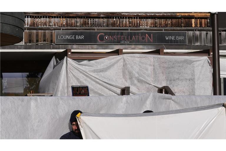 Sicherheitskräfte stehen vor der abgeriegelten Bar Le Constellation.