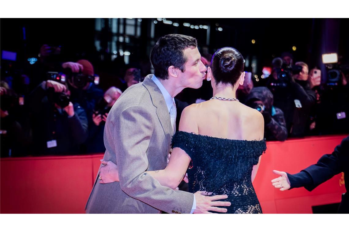 Sie begleitete ihren Verlobten Callum Turner zu seiner Filmpremiere.